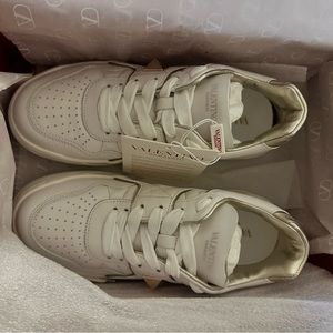 Valentino Garavani One Stud Low-Top Calfskin Leather Sneaker